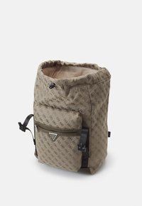 Sac à dos en tissu à motifs marron avec un dessus arrondi, fermeture à cordon et poche zippée à l'avant. Équipé de détails en cuir et de marquage.