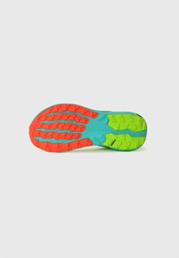 Schoenzool in heldere kleuren: oranje, groen en teal. Heeft een gestructureerd oppervlak met duidelijke loopprofielen voor grip.
