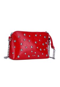 Bolso cruzado de cuero rojo con tachuelas plateadas, que presenta una superficie texturizada, cierre de cremallera y una correa de cadena. Las dimensiones son compactas y rectangulares.