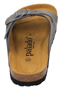 Grå slip-on sandal med en texturerad ovandel, justerbar rem, korksula och gummiyttersula. Logotyp synlig på innersulan.