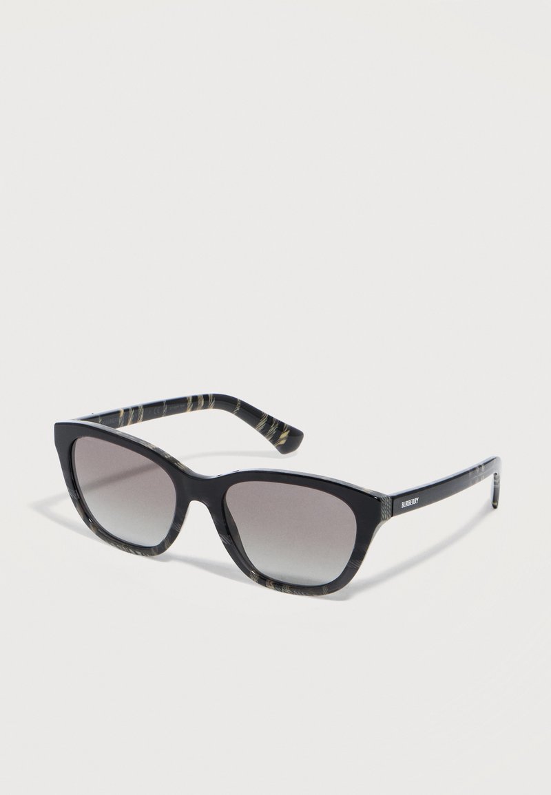 Lunettes de soleil œil de chat noires avec verres gris dégradés et motif marbré subtil sur la monture et les branches, logo Burberry sur la branche.