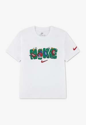 Hvit Nike T-skjorte med fargerik tegneseriestil "NIKE"-tekst, rød Nike-swoosh under og på venstre erme, med sportsrelaterte illustrasjoner inni bokstavene.