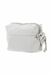 Pochette en tissu gris avec une surface texturée, fermeture éclair sur le dessus et boucle latérale pour le transport. Présente un motif discret à pois et des accents neutres.