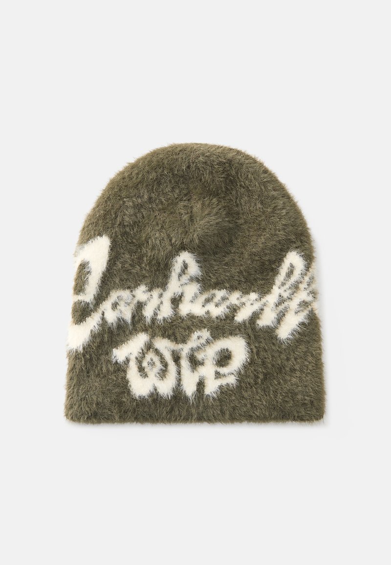 Flauschige olivgrüne Mütze mit einem weißen, flauschigen Logodesign. Hat eine abgerundete Spitze und ein strukturiertes Material für Wärme und Komfort.