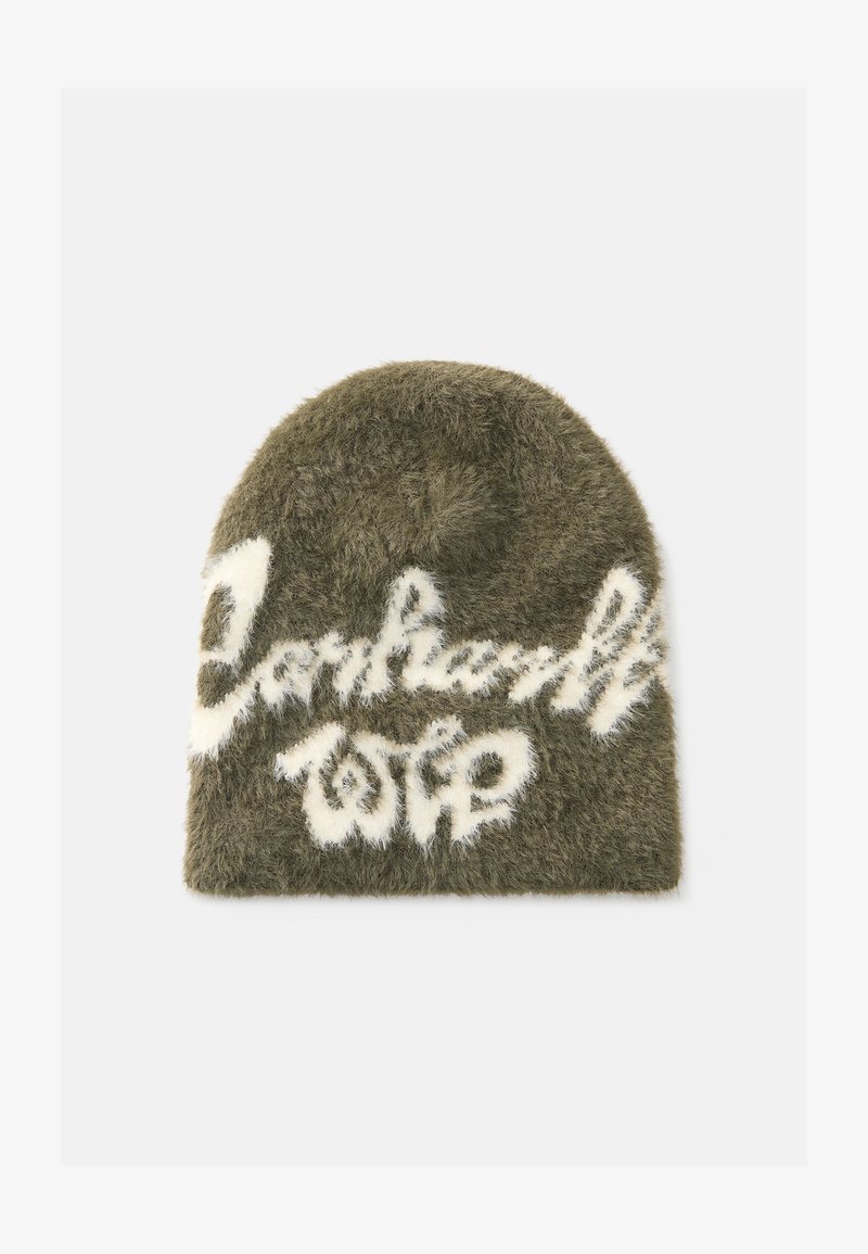 Flauschige olivgrüne Mütze mit einem weißen, flauschigen Logodesign. Hat eine abgerundete Spitze und ein strukturiertes Material für Wärme und Komfort.
