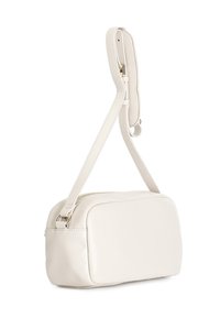 Borsa a tracolla in pelle bianca con forma rettangolare, texture liscia, tracolla regolabile e hardware color oro. Chiusura con zip sulla parte superiore.