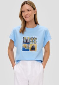 s.Oliver MIT KAPPÄRMELN - T-shirt print - himmelblau