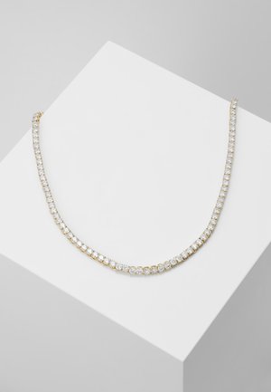Gouden ketting met gelijkmatig verdeelde fonkelende ronde witte edelstenen, gepresenteerd op een wit schuin oppervlak.