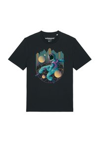 Schwarzes Baumwoll-T-Shirt mit einem Grafikdesign eines Astronauten in Türkis und Lila vor einem kosmischen Hintergrund mit geometrischen Formen und Kreisen.