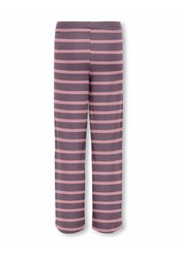 Fioletowe spodnie z poziomymi różowymi paskami, wykonane z teksturowanej tkaniny, charakteryzujące się prostym krojem nogawek i elastycznym pasem.