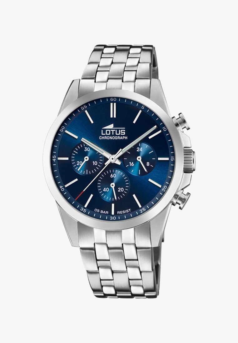 Reloj de cronógrafo de acero inoxidable plateado con esfera azul, tres subesferas, detalles plateados y un diseño de pulsera vinculada. Resistente al agua hasta 5 ATM.