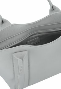Borsa a tracolla in pelle grigia con finitura testurizzata, caratterizzata da un ampio interno non foderato e da una piccola tasca con zip per una conservazione sicura.