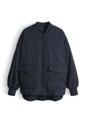 Giacca trapuntata blu scuro con chiusura a scatto frontale, polsini a costine, due grandi tasche con patta e orlo arrotondato.