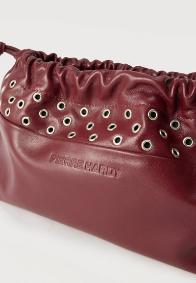 Μπουρντό δερμάτινο σακουλάκι με ασημένιες οπές και σφηνοειδή κορυφή, με ανάγλυφο λογότυπο "PIERRE HARDY" στο μπροστινό μέρος.
