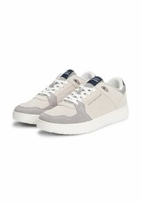 Sneakers casual grigi chiari realizzati in una combinazione di materiali scamosciati e mesh, con lacci bianchi e suola in gomma con accenti testurizzati.