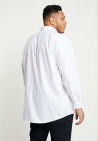 Witte lange mouwen shirt met knopenmanchetten, met een klassieke kraag en een licht gebogen zoom. Soepele stof met een reguliere pasvorm.