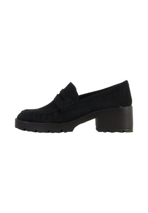 Mocassin en daim noir avec talon bloc épais et semelle rainurée, avec un détail de bride sur le devant.