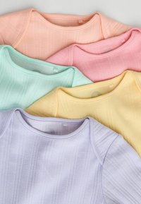 Viis beebitoppi pastelltoonides: virsikukollane, roosa, mündiroheline, kollane ja lavendlililla. Neil on pehme sooniline tekstuur ja ümardatud kaelused.