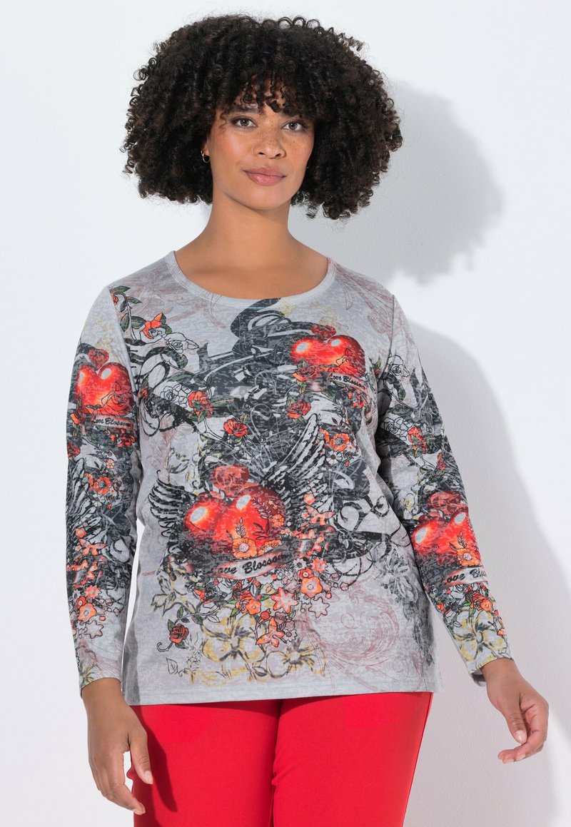 Langärmliges graues T-Shirt mit grafischen Blumen- und Herzmotiven in Rot und Schwarz, runder Ausschnitt und lockerer Schnitt.