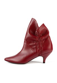 Stivaletto in pelle rossa alla caviglia con punta affusolata, dettaglio arricciato laterale e piccolo tacco a rocchetto. Texture liscia e hardware minimale.