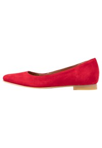 Ballerine en daim rouge avec un bout pointu, un petit talon et une texture lisse. Design simple, sans ornements ni motifs.