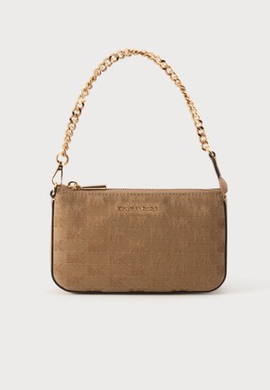 Светлокафява чанта тип клъч с цип Michael Kors, с повтарящ се логотипен мотив, презрамка-верижка в златист тон и тъмни кантове, показана на изчистен фон.
