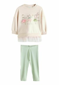 Vaaleanpunainen sweatshirt, jossa on kolme piirrettyä eläintä tutuissa, ja valkoinen tüllihelma. Yhdessä ribatusta mintunvihreästä leggingsista.