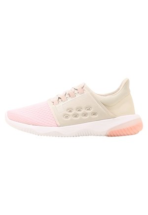 Hellrosa und beige Sportschuh mit Mesh-Zehenbereich, Schnürverschluss, Belüftungslöchern an den Seiten und weißer Sohle mit pinkem Akzent.