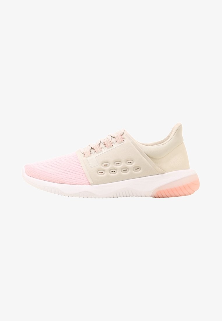 Chaussure de sport rose clair et beige avec bout en mesh, fermeture à lacets, trous de ventilation sur les côtés, et semelle blanche avec accent rose.