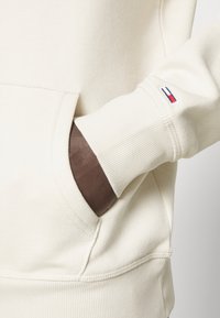 Tommy Jeans LINEAR HOODIE - Sudadera - beige/sand