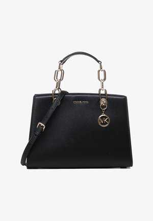 Čierna kožená kabelka so štruktúrovaným dizajnom, zlatými kovovými doplnkami, reťazovým detailom a odnímateľným popruhom. Obsahuje prívesok s logom a hladkú textúru.