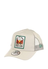 Beige Baseballkappe mit Netzseiten. Mit einem bunten Aufnäher, der Kakteen und Berge darstellt, beschriftet mit "Feel the Sunset, Desert Vibes, Arizona."