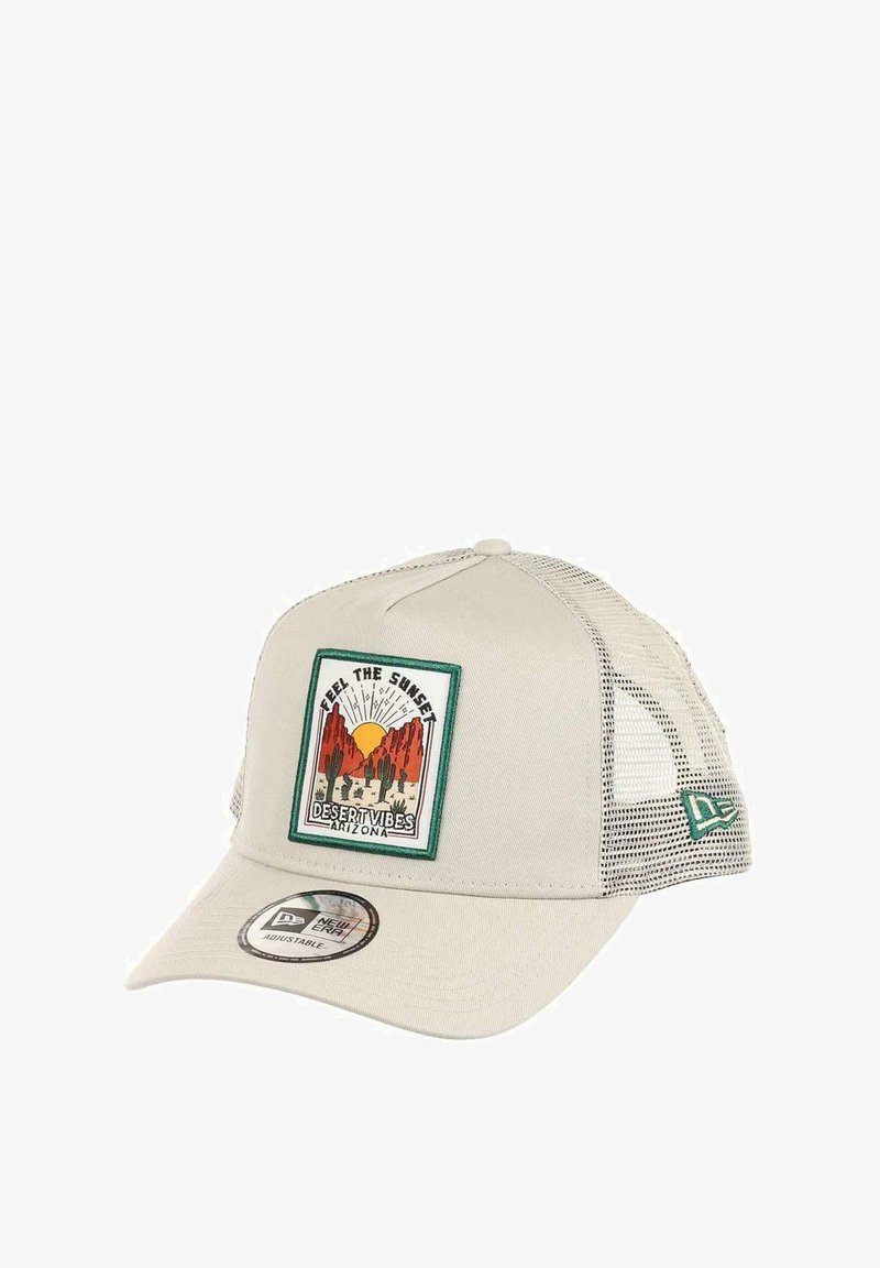 Beige Baseballkappe mit Netzseiten. Mit einem bunten Aufnäher, der Kakteen und Berge darstellt, beschriftet mit "Feel the Sunset, Desert Vibes, Arizona."