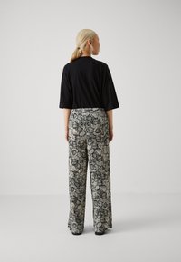 Vero Moda VMAURORA SNAKE WIDE  - Kelnės - black
