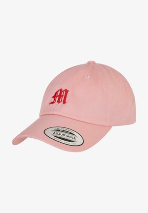 Cappellino da baseball rosa regolabile in tessuto, con visiera curva e una "M" rossa ricamata sulla parte anteriore, dotato di occhielli per la ventilazione.