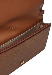 Sac en cuir marron avec un extérieur texturé, des accessoires en or et un compartiment zippé avec une doublure intérieure lisse.