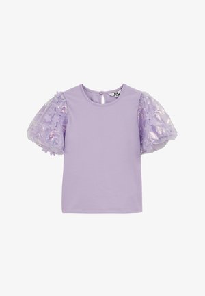 Cămașă lila cu mâneci scurte și volane din tulle cu paiete florale. Are un decolteu rotund și închidere cu nasturi la spate.