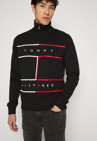 Tommy Hilfiger LARGE FLAG ZIP MOCK - Camisola - black