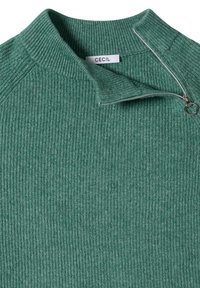 Zielony sweter z ryflowanym wzorem, z zamkiem błyskawicznym przy kołnierzu i teksturowanym materiałem. Metka z napisem "CECI." Projekt cechuje nowoczesny, sportowy krój.