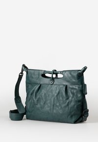 Borsa in pelle di un profondo verde petrolio con una finitura testurizzata. Presenta una maniglia superiore, una tracolla regolabile e un design plissettato con un'apertura sicura.