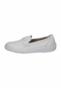 Bílé slip-on boty vyrobené z syntetického materiálu, s plochou podrážkou, zaoblenou špičkou a minimálními detaily šití.