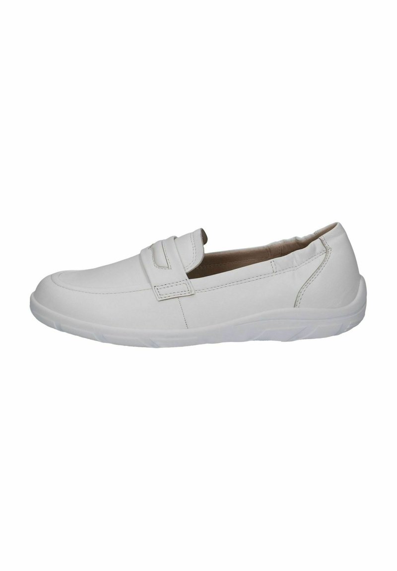 Bílé slip-on boty vyrobené z syntetického materiálu, s plochou podrážkou, zaoblenou špičkou a minimálními detaily šití.