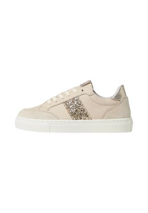 Beige lage sneaker met witte zool, gouden glitter zijstreep, metallic gouden hieltab en veters.