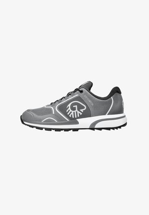Grauer Sportschuh aus synthetischen Materialien mit strukturiertem Obermaterial, weißen Akzenten und einer Gummisohle mit strukturiertem Profil.