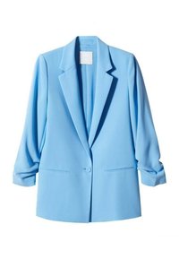 Vaaleansininen pukujakku, valmistettu sileästä kankaasta, rakenteellisella designilla, lovettuihin kauluskäänteisiin ja yksittäiseen napin suljettavaan. Varustettu kahdella etutaskulla.