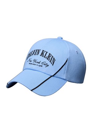 Jasnoniebieska czapka z daszkiem z czarnym logo Calvin Klein i napisem „New York City Established in 1968”, z czarnymi lamówkami.