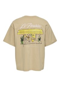 Beige T-Shirt mit kurzen Ärmeln, das auf der Rückseite eine bunte Bistro-Illustration zeigt, ergänzt durch grüne Topfpflanzen und Kaffeetassenakzente.
