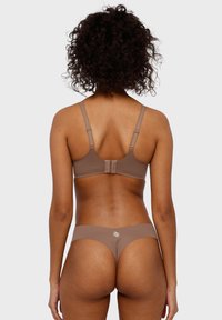 Bralette in maglia marrone con spalline regolabili e chiusura a gancio, abbinato a uno slip seamless con logo piccolo sul retro.
