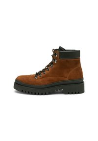 Braune Wildleder-Wanderstiefel mit schwarzen Akzenten, gepolstertem Kragen, Metallösen und einer dicken, strukturierten Gummisohle.