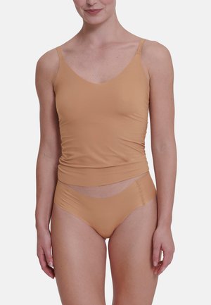 Nude top met spaghettibandjes en geplooide structuur, gecombineerd met bijpassende hooggeknipte slips met een gebogen uitsnijding.